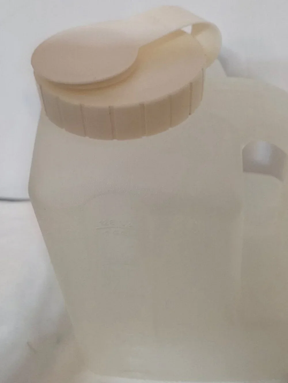 Vintage Rubbermaid 1 Gallon Drink/Beverage Pitcher/Bottle With Handle Almond Cap